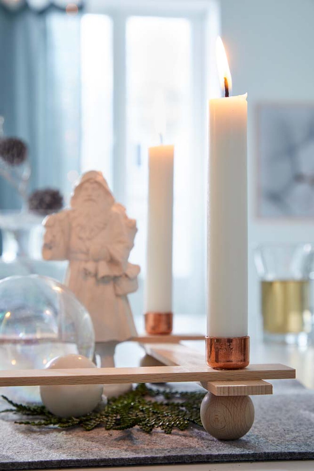 Moderner Adventskranz mit Kupferstücken und Holzkugeln