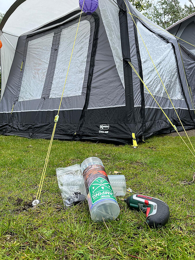 Festival Gadgets Befestigungslösung mit Akkuschrauber und Zeltschraube zum Fixieren von Zeltleinen
