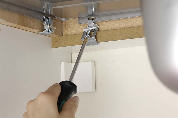 Küchenspüle einbauen Klammern verschrauben 