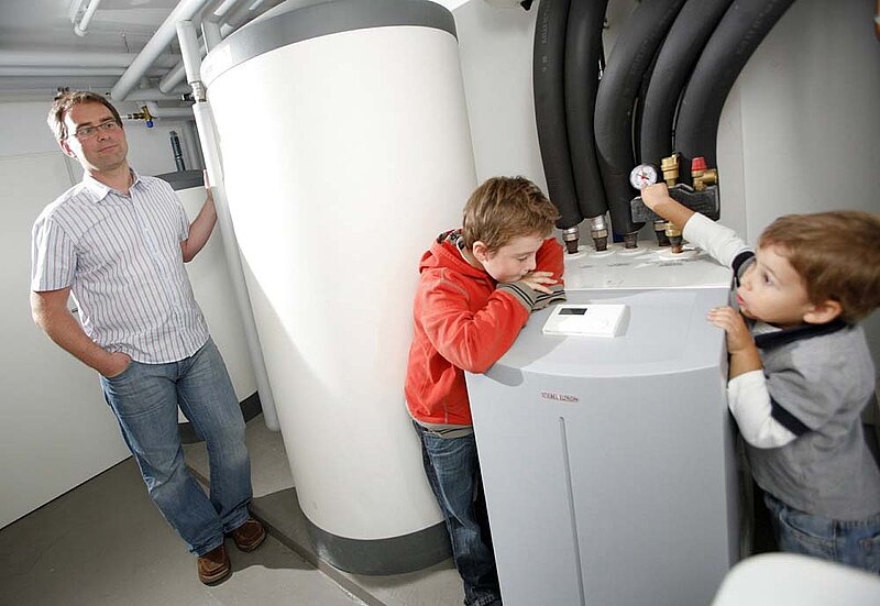 Familie mit Wärmepumpe
