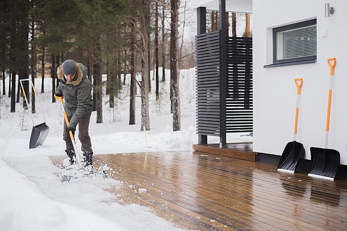 Fiskars Schneeraeumer Mood 03