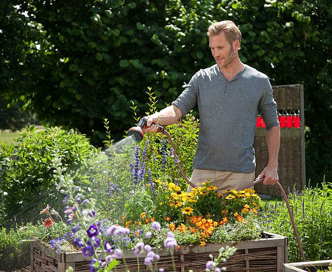 Gartenbewässerung: Blumen gießen