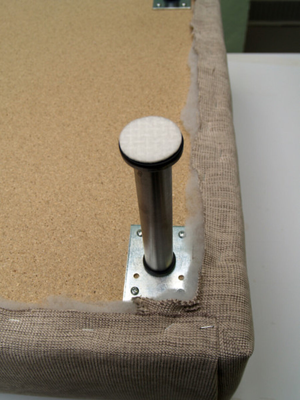Hocker polstern: Filzgleiter anbringen