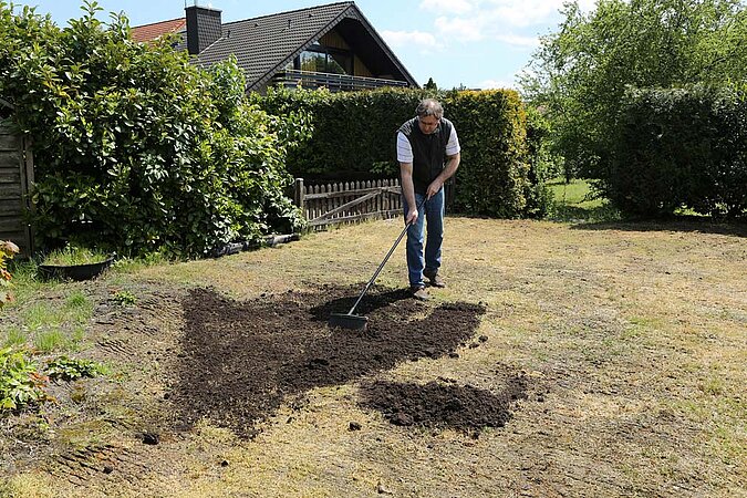 Rasen Saat verteilen