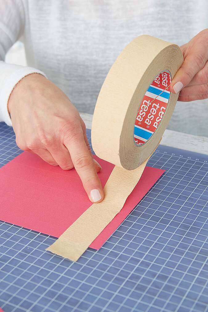 Einschulung Geschenkverpackung mit Klebeband gestalten und Papier für die Stiftform vorbereiten