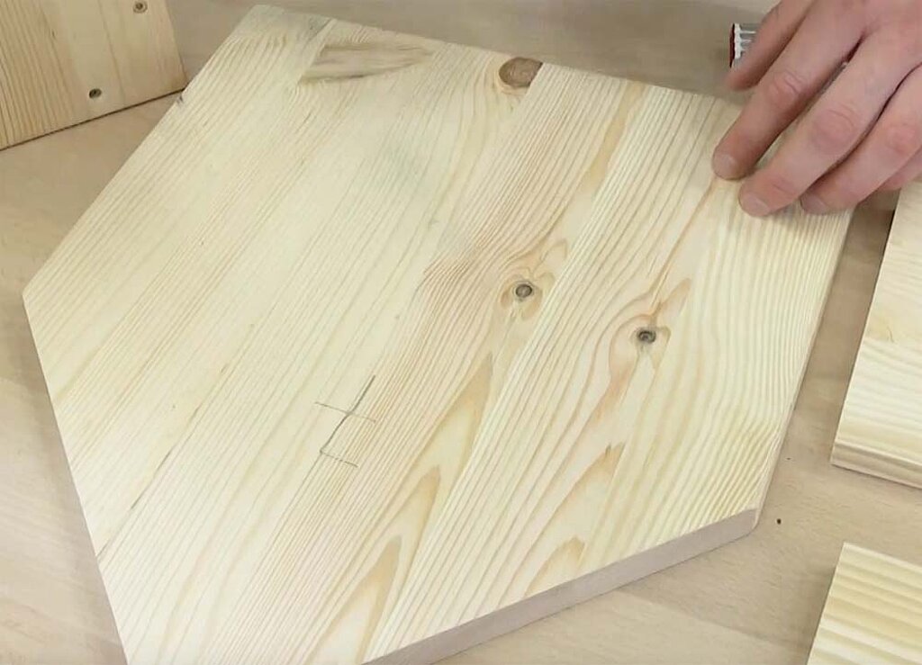 Insektenhotel Holz zuschneiden