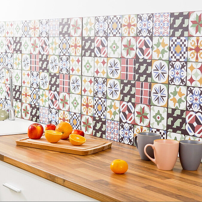 Alte Küche aufpeppen mit einer neuen Küchenrückwand in mediteranen Fliesenoptik hinter dem Kochfeld für besseren Spritzschutz und ein modernes, pflegeleichtes Design