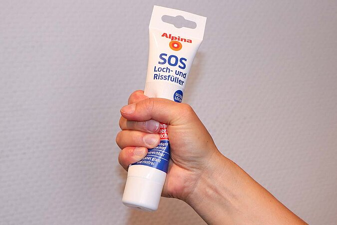 Zu große Dübellöcher füllen mit Alpina SOS Lochfüller und Rissfüller