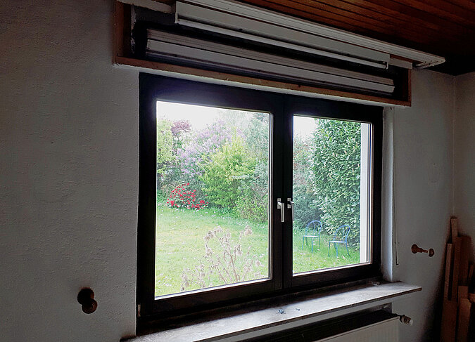 Neues, energieeffizientes Fenster als Maßnahme, um ein Haus energetisch zu sanieren und die Wärmedämmung zu verbessern.