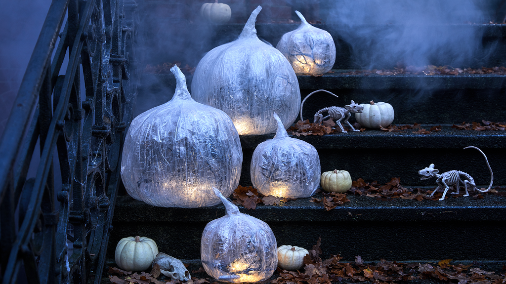Kürbisse zu Halloween mit transparentem Klebeband basteln
