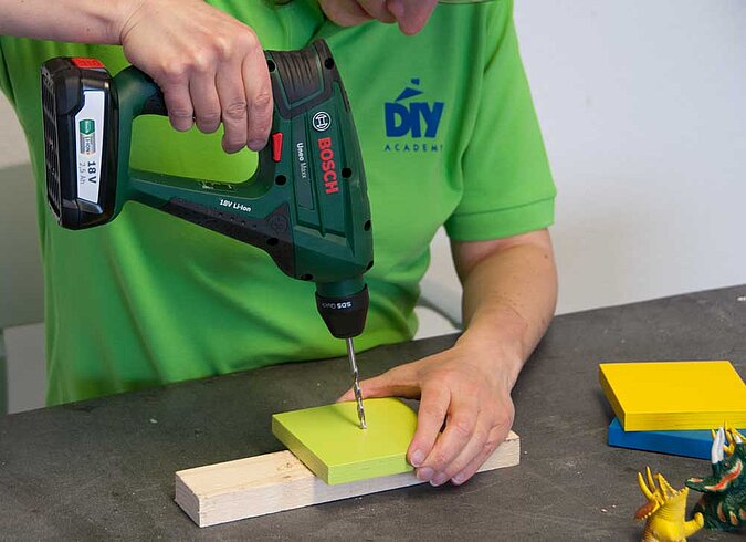 DIY Handtuchhaken: Loch bohren