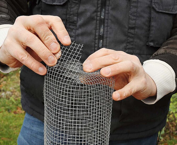 Vogelfutter Silo Spender Draht zum Boden biegen