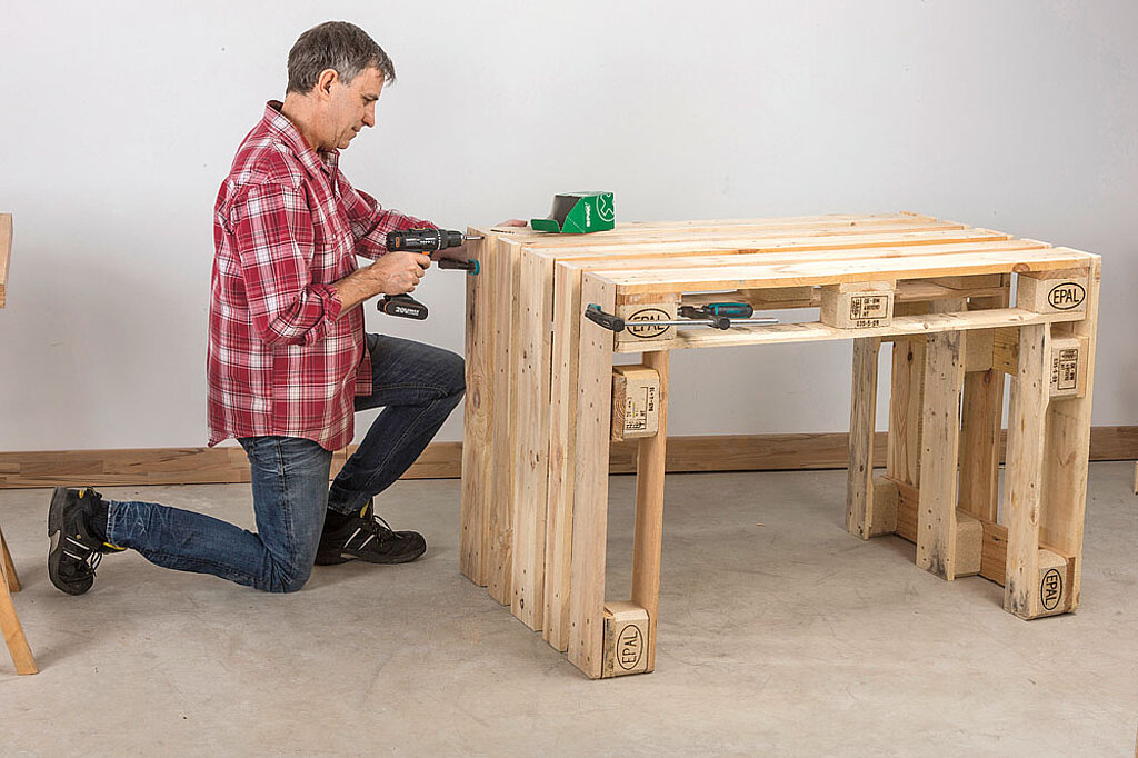 Tisch aus Paletten verschrauben