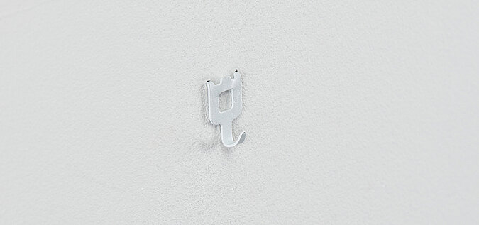 Bilderkralle in der Wand