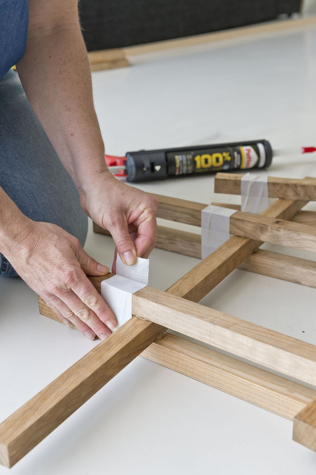 Schickes Wandregal aus Holzleisten