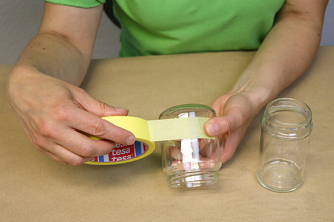 Einschulung Wimpel-Windlicht mit Klebeband am Glas vorbereiten und DIY-Deko für die Einschulungsfeier basteln