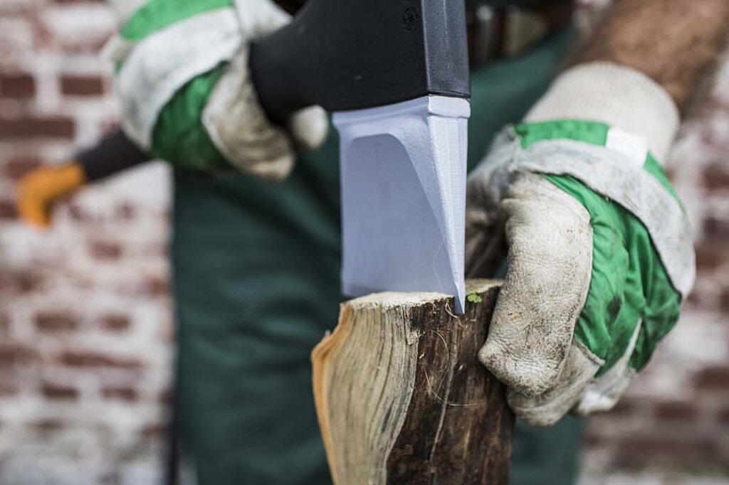 Holz hacken im Wald mit der Axt