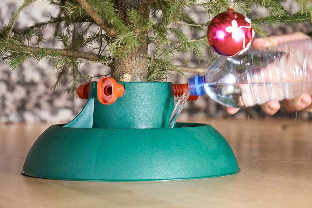 Weihnachtsbaum Ständer gießen Wasser