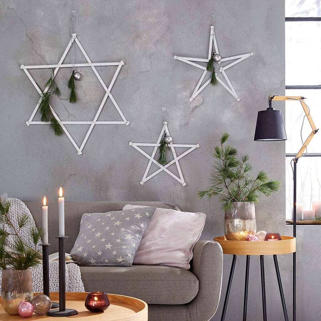 Sterne aus Zollstöcken an der Wand Weihnachten