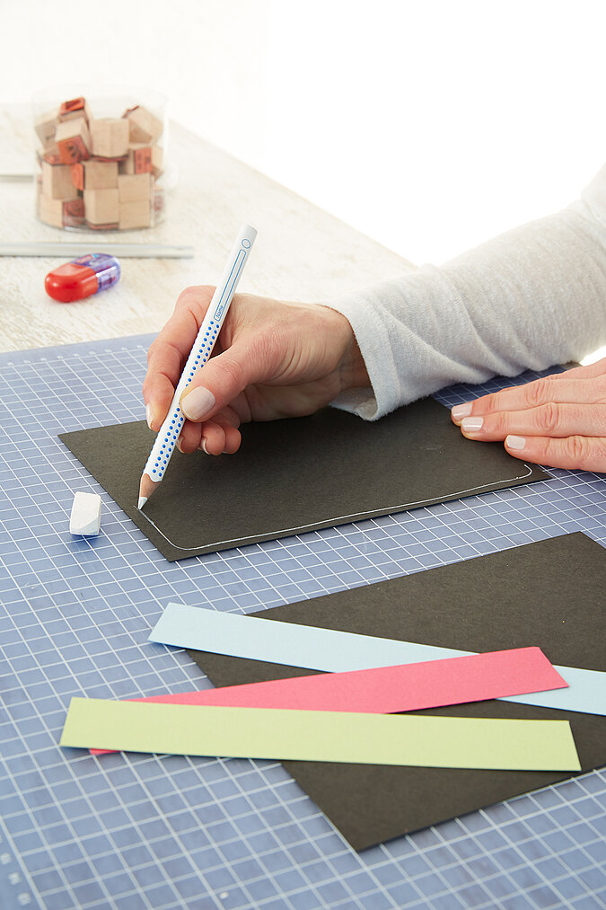 Einschulung Einladungskarten mit Kreiderahmen auf schwarzem Papier als Vorlage für individuelle Schulanfangs-Einladungen