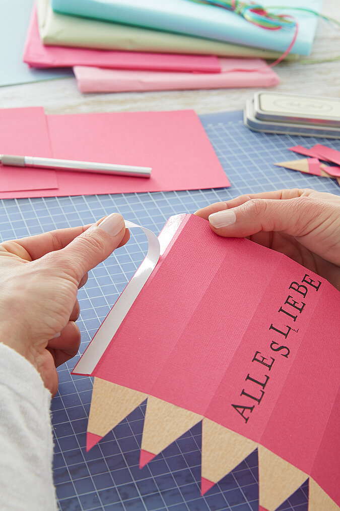 Einschulung Geschenkverpackung mit Buchstabenstempeln individuell beschriften und verzieren