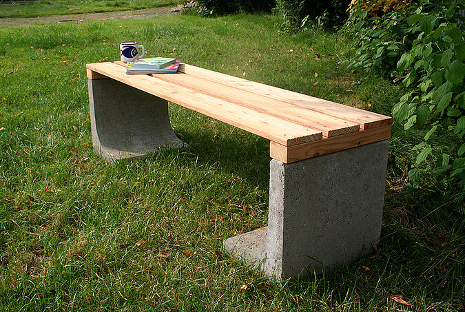 Gartenbank aus Beton und Holz