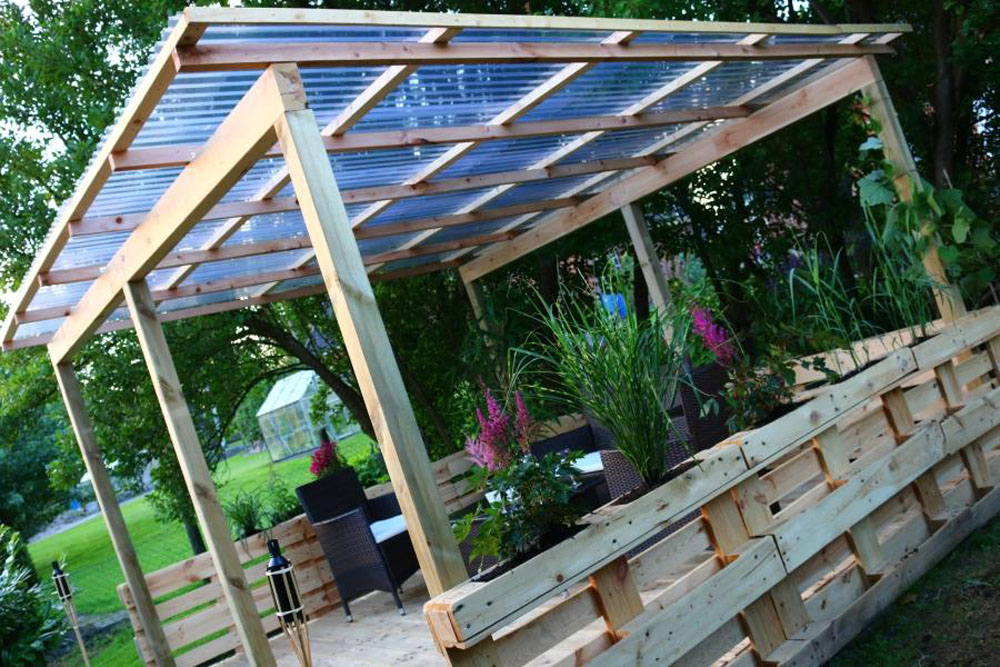 Überdachte Terrasse aus Paletten bauen