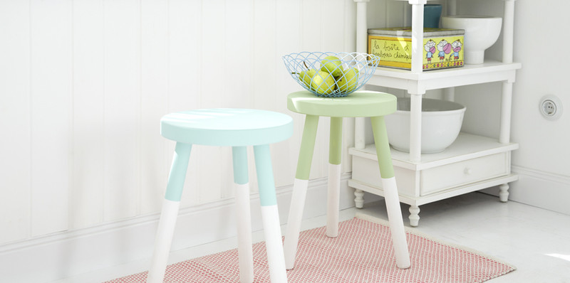 Hocker mit Farbe streichen