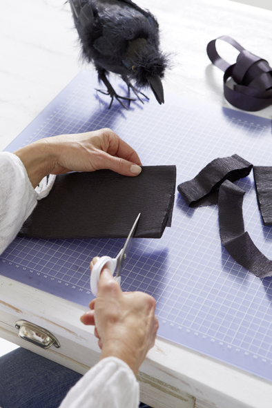 tesa trendpapier 3 idee 4 raben-kranz schritt 2 01