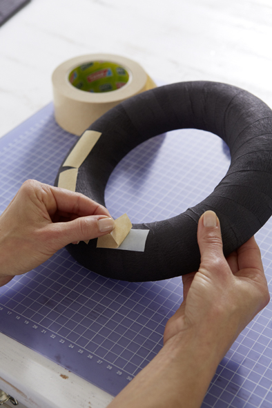 tesa trendpapier 3 idee 4 raben-kranz schritt 5 01
